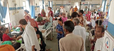 बुखार से तप रहा शरीर: सरकारी अस्पताल के दोनों वार्ड ‘हाउसफुल’, हर बेड पर दो-दो मरीज