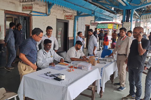 medical team in khandwa railway station 