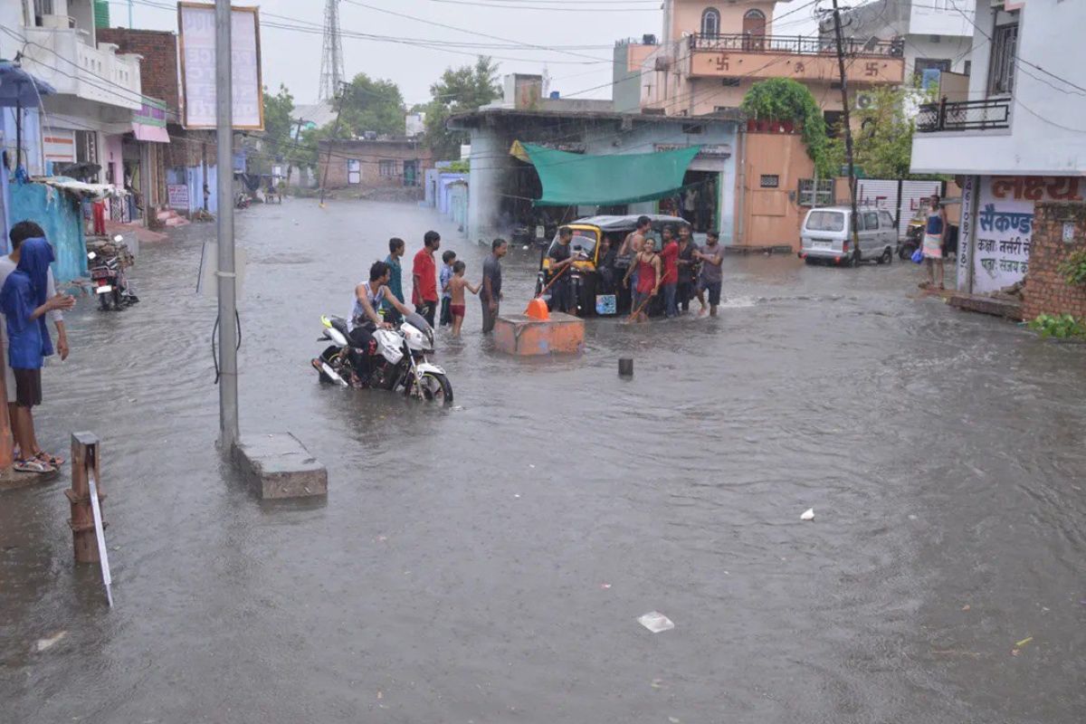 Rajasthan Weather Update: कोटा में मूसलाधार बारिश से सड़कें बनी दरिया, मकान में
करंट दौड़ने से मां-बेटी की मौत