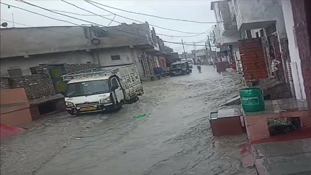 Monsoon: छाता-रेनकोट लेकर चलें साथ…सड़कें बनी दरिया, कॉलोनियों में भरा पानी,
राजस्थान में बारिश का अपडेट