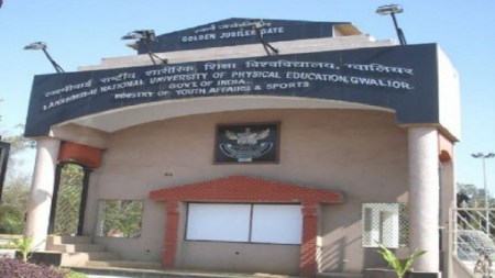 कार्यवाहक कुलपति और कुलसचिव को फीस कम करने का दिया आवेदन