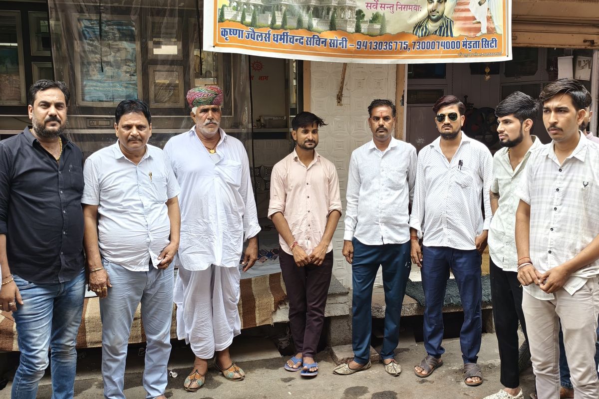 कार में आए बदमाशों ने रोका, पिस्टल तानी और सर्राफा व्यापारी से जेवरात भरा बैग लूटा
