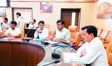 बैठक में मौजूद कलेक्टर व अन्य अधिकारी।