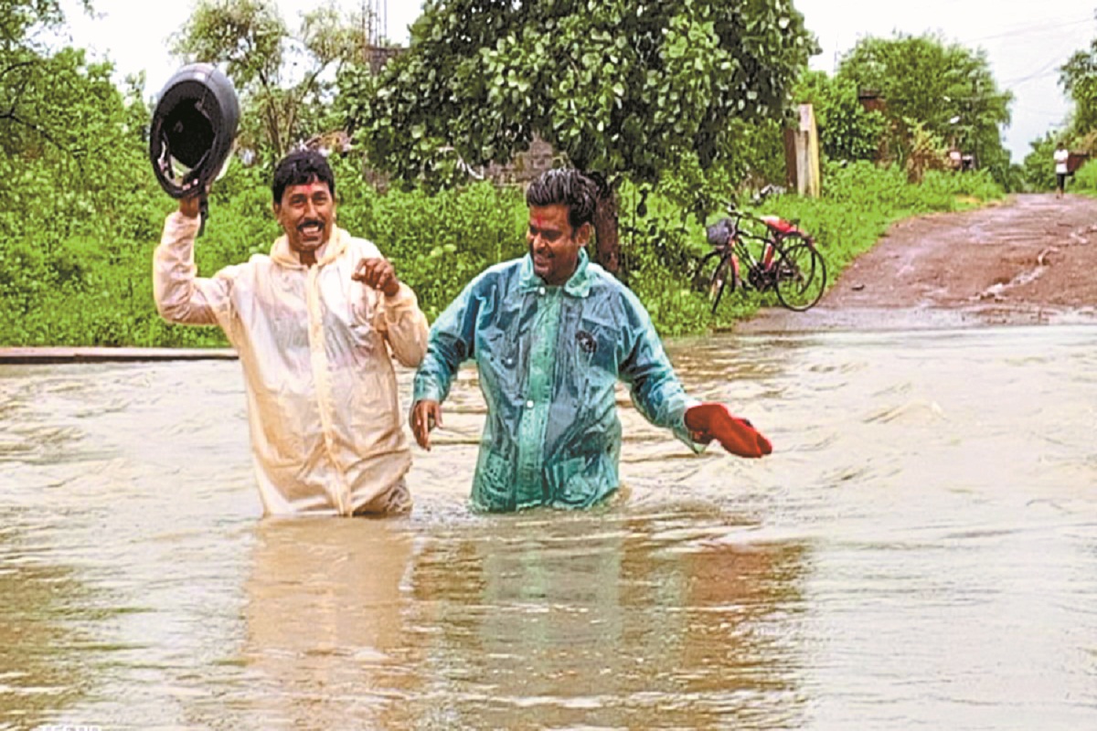 Monsoon 2024: नदी-नाले उफान पर, सड़क का अब तक नहीं हो पाया है निर्माण, कमर तक भरे
पानी को पार कर पढ़ाने जा रहे शिक्षक