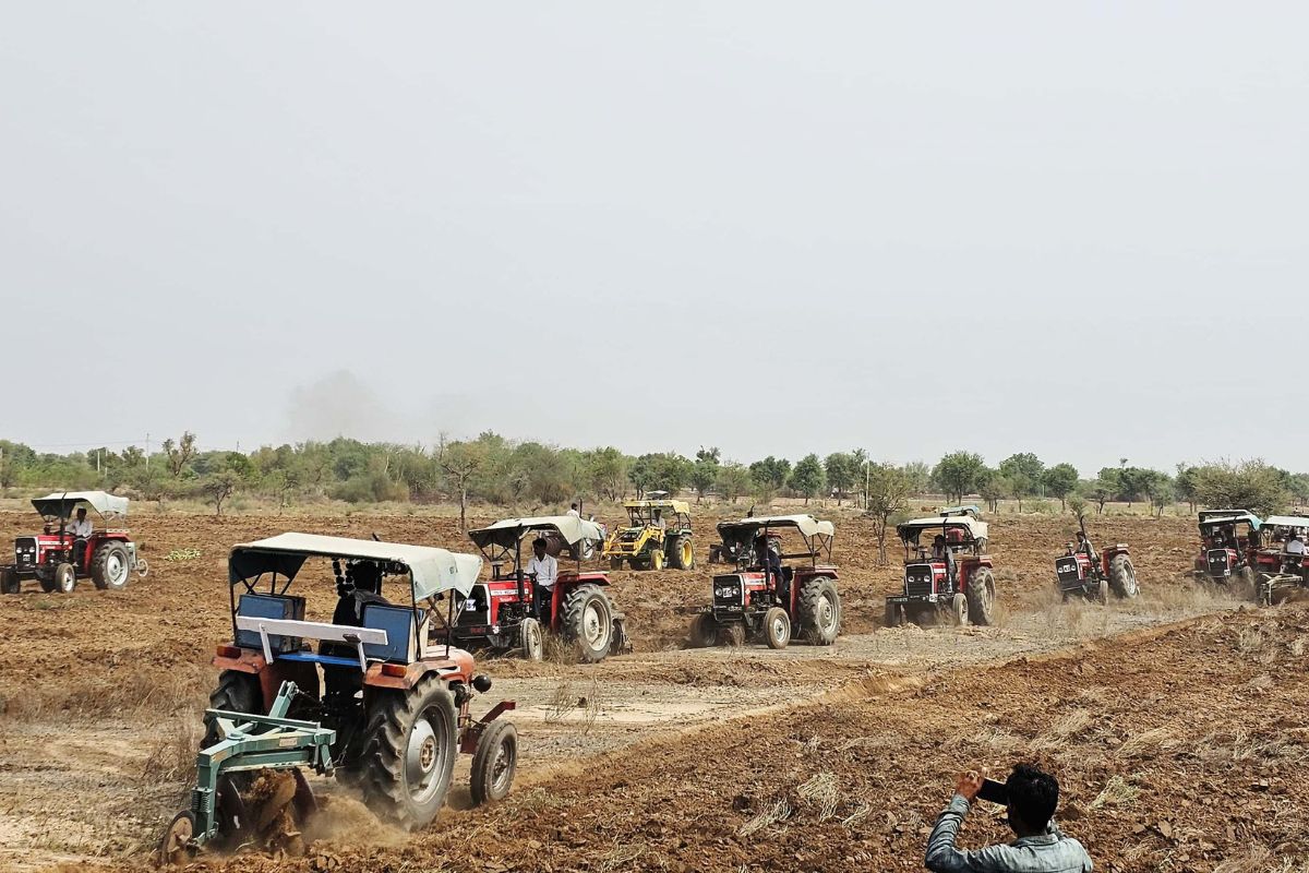 राजस्थान में यहां 110 ट्रैक्टरों से 500 बीघा जमीन की जुताई, जानिए क्या है पूरा
मामला?