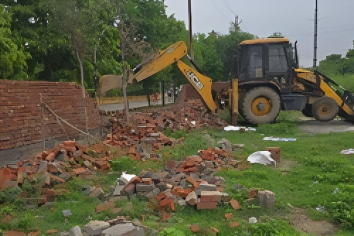 Bulldozer Action: 15 करोड़ की जमीन पर गरजा बुलडोजर, भूमाफिया ने किया था कब्जा