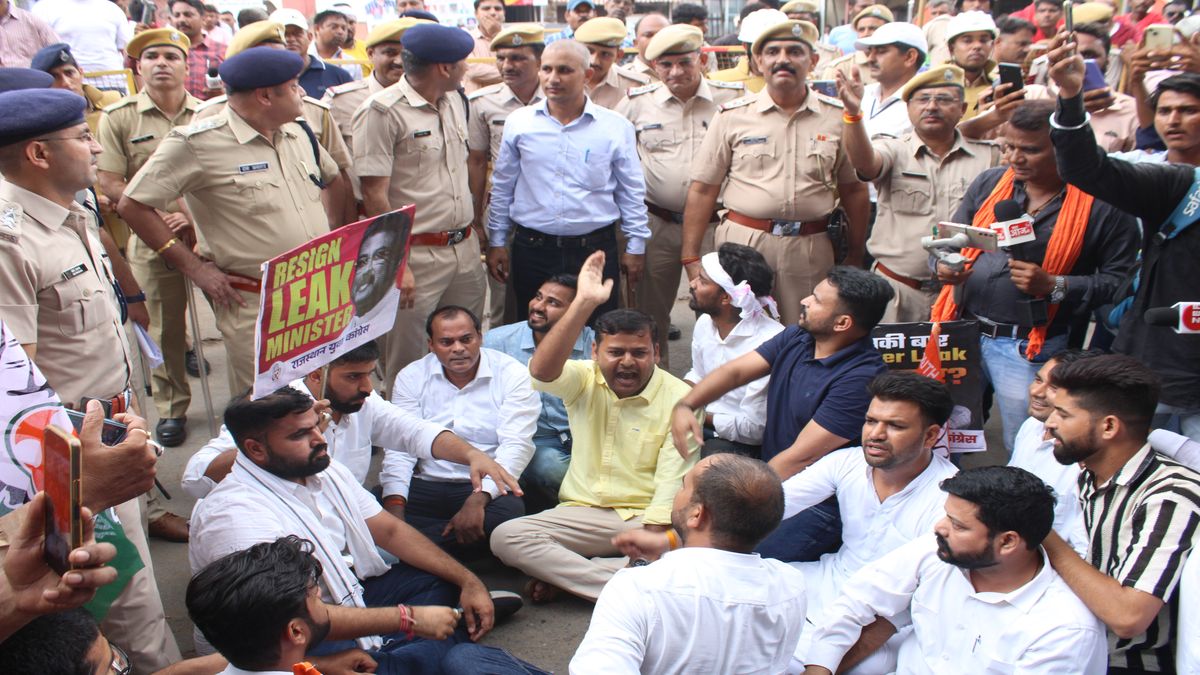 NSUI Agitation: पुलिस से धक्का-मुक्की, कार्यकर्ताओं को लिया हिरासत में