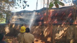 JANJGIR : रजाई-गद्दे की दुकान में लगी भीषण आग, लाखों का सामान खाक - image