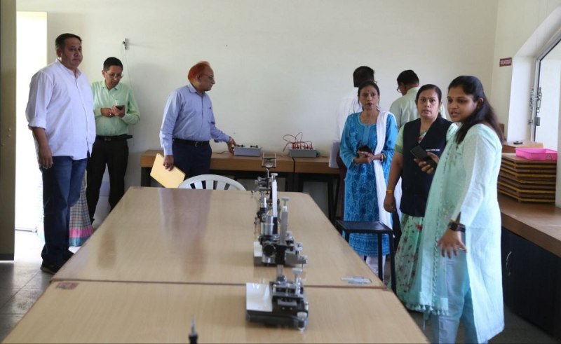 जिले में निजी स्कूलों की जांच के नाम अफसर केवल चाय-नास्ता करने के लिए पहुंचे।