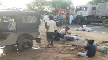 जयपुर में सड़क हादसा: ओवरटेक और भिड़ गए तीन वाहन, सड़क पर बिछ गईं लाशें, वीडियो
में देखें खौफनाक मंजर