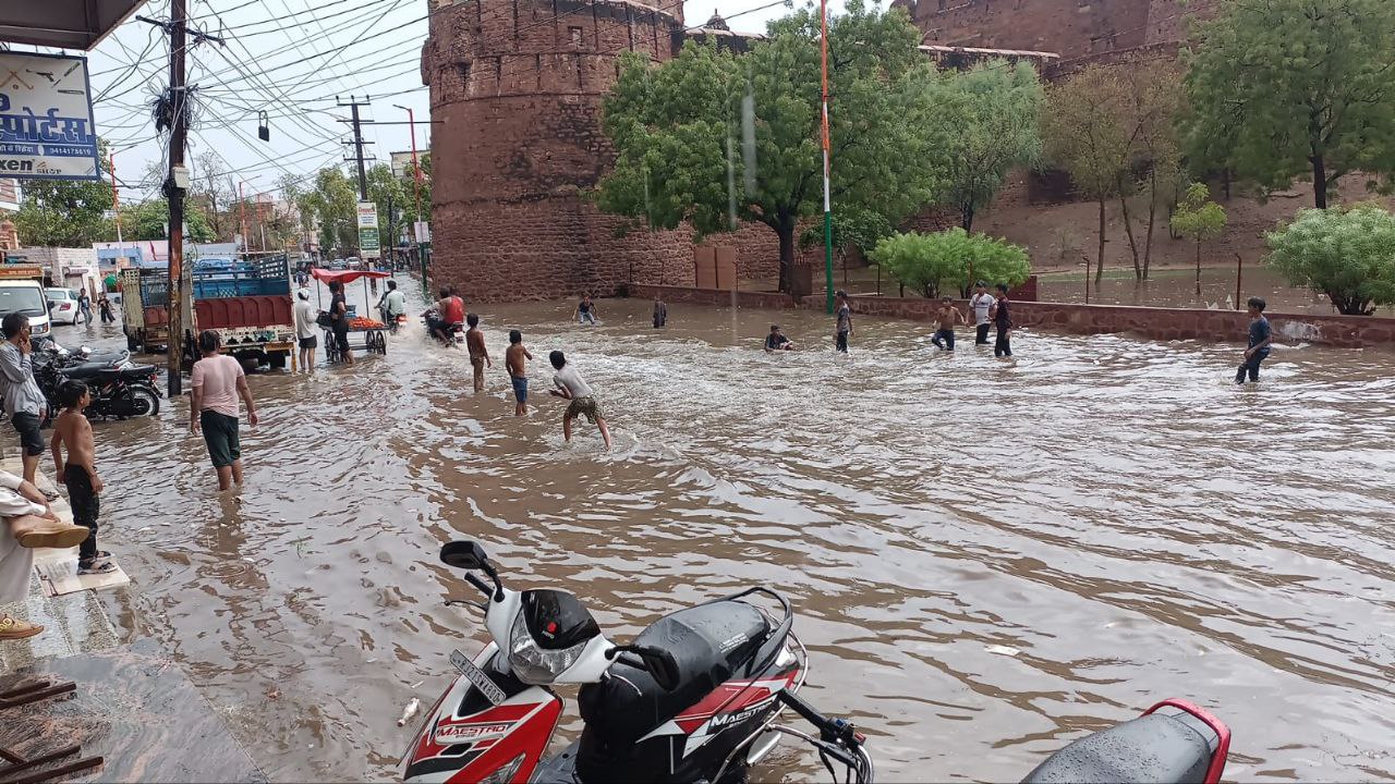 पंद्रह मिनट भी तेज बारिश हुई तो फिर पानी में घिर जाएगा यह शहर …