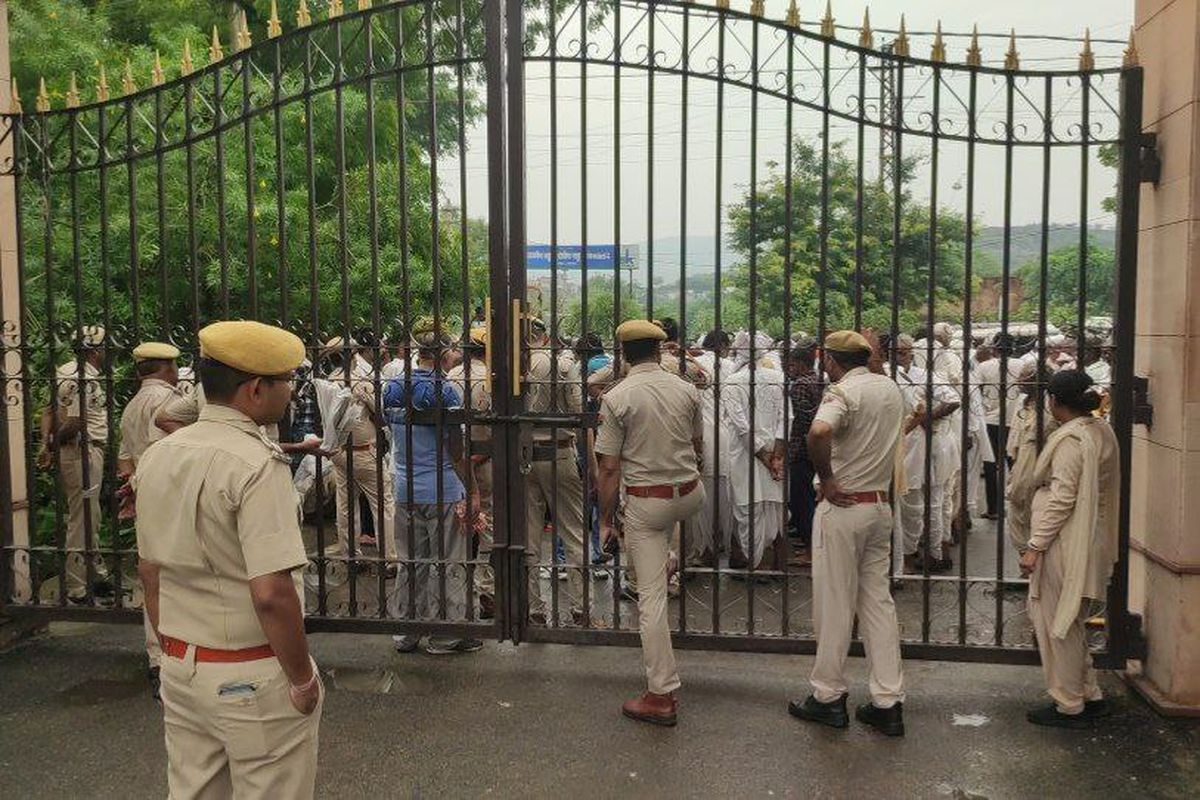 सरिस्का सीटीएच के नाम जमीन का नामांतरण खोलने का विरोध