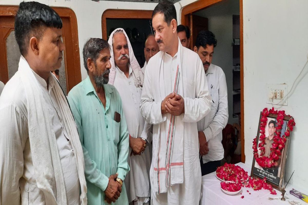 नेता प्रतिपक्ष टीकाराम जूली के मृतक पीएसओ के घर पहुंचे पूर्व मंत्री जितेंद्र सिंह