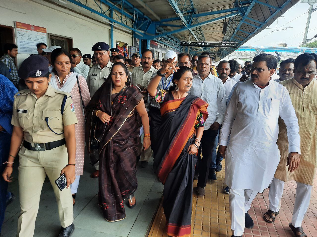 Central Railway : ज्योतिर्लिंग ओंकारेश्वर से त्र्यंबकेश्वर के बीच विशेष ट्रेन चलाने की तैयारी है। दोनों ज्योतिर्लिंग को जोड़ने के लिए ट्रेन चलाने का प्रस्ताव है। इससे श्रद्धालु सीधे ओंकारेश्वर से नासिक त्र्यंबकेश्वर तक यात्रा कर सकेंगे।