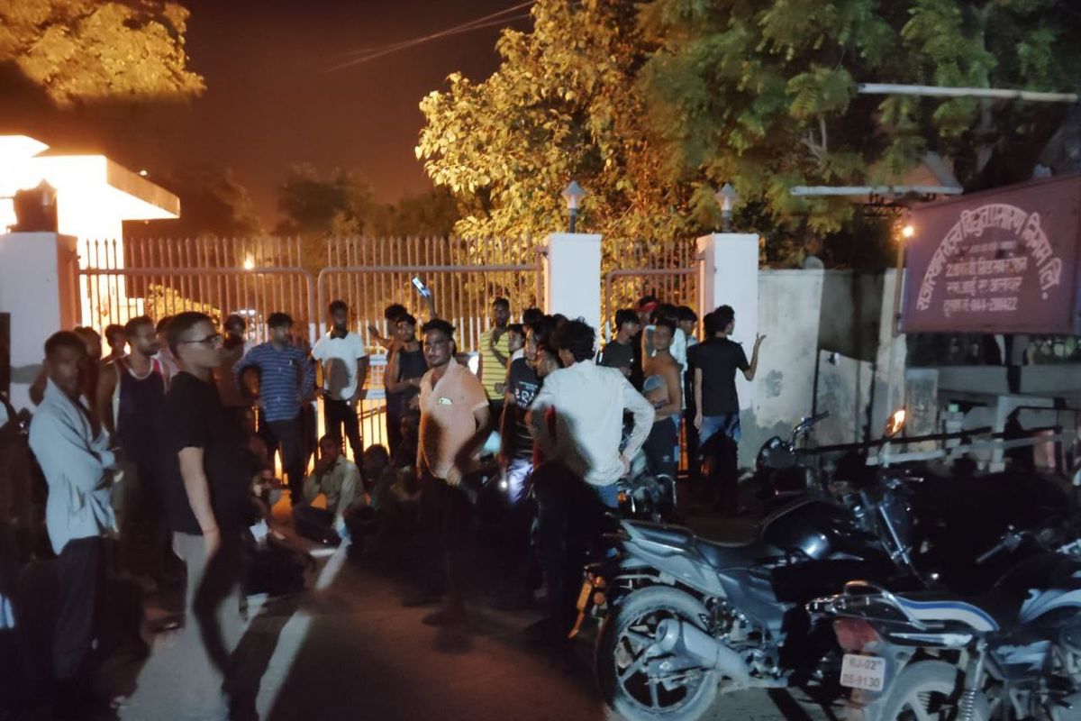 बिजली की भारी कटौती से परेशान लोग, ग्रेड सब स्टेशन पर धरना