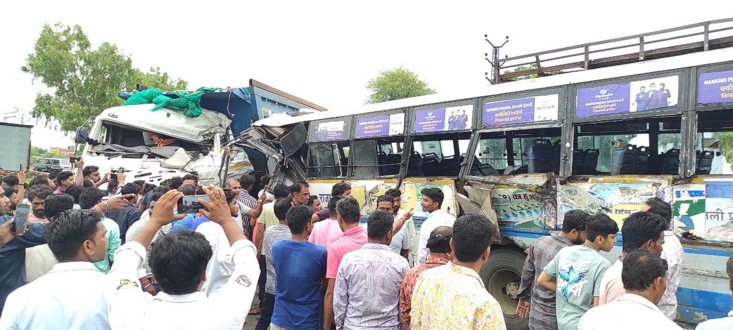 यात्रियों से भरी रोडवेज बस व डम्पर में भिडंत, एक बालिका की मौत, 41 घायल