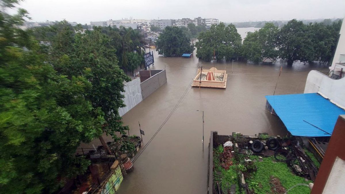 Heavy Rain in Surat : सूरत में भारी बारिश से बिगड़े हालात, बाढ़ से गिरे 114
छात्रों को रेस्क्यू किया