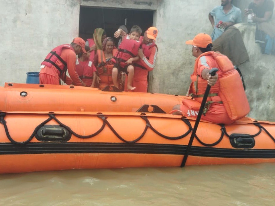 सूरत में भारी बारिश से बिगड़े हालात, बाढ़ से गिरे 114 छात्रों को रेस्क्यू किया