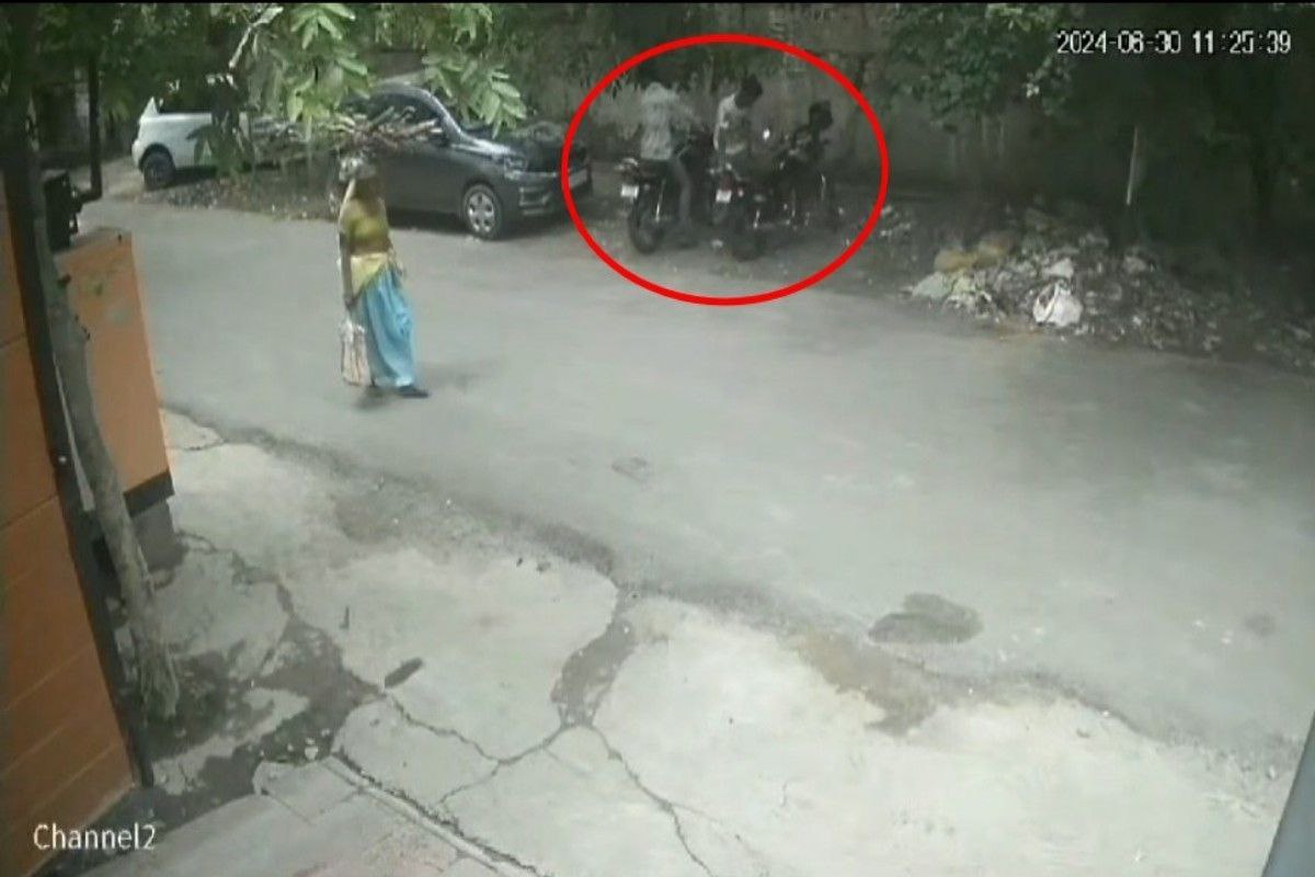अलवर: चोरों में नहीं पुलिस का खौफ; आसानी से चोरी कर ले गए बाइक, घटना CCTV में
कैद 