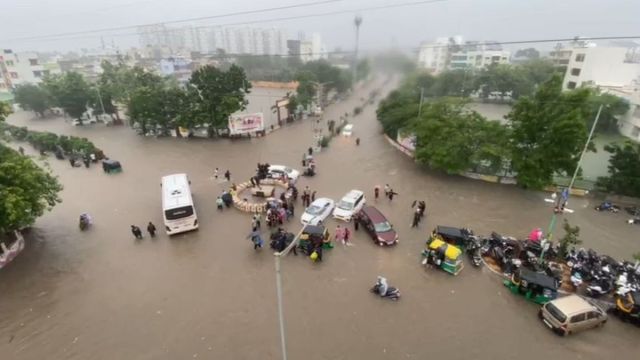 वडोदरा शहर 10 घंटे में हुई आठ इंच बरसात के कारण जगह-जगह पानी भर गया।