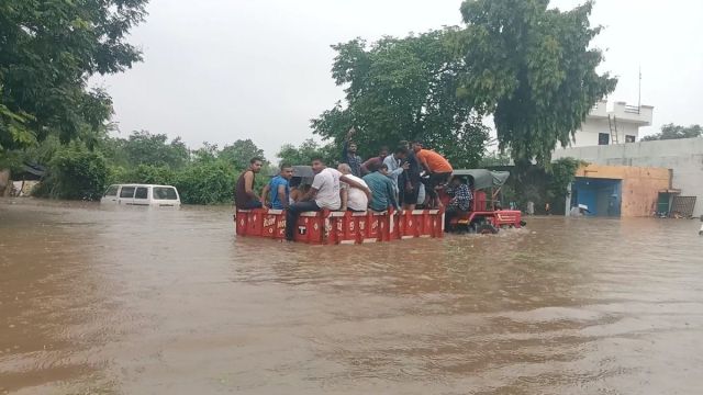 जूनागढ़ में बारिश के चलते 23 गांव संपर्क विहीन हो गए हैं। इन गांवों में मांगरोल तहसील के 13, केशोद के छह और माणावदर के चार गांव शामिल हैं।