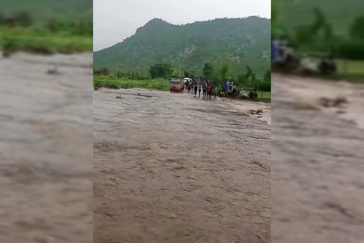 पानी के तेज बहाव के कारण सड़क मार्ग हुआ अवरुद्ध, देखें वीडियो  