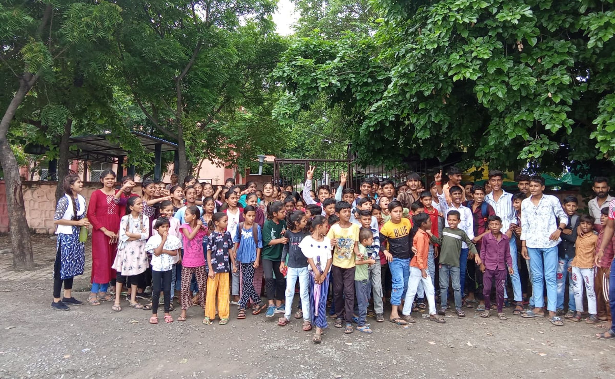 स्कूली छात्रों ने 3 किलोमीटर पैदल आकर मिनी सचिवालय में किया प्रदर्शन