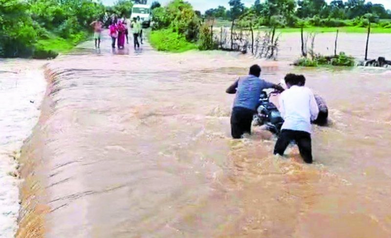 बारिश का असर: आधा दर्जन से अधिक गांवों का संपर्क टूटा