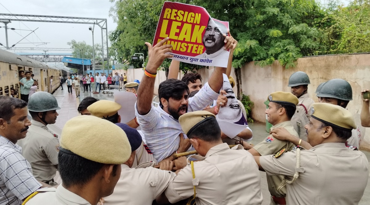 यूथ कांग्रेस का रेल रोको आंदोलन: नीट धांधली को लेकर गांधी नगर रेलवे स्टेशन पर
किया प्रदर्शन