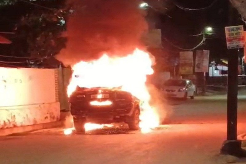 raipur Fire in car