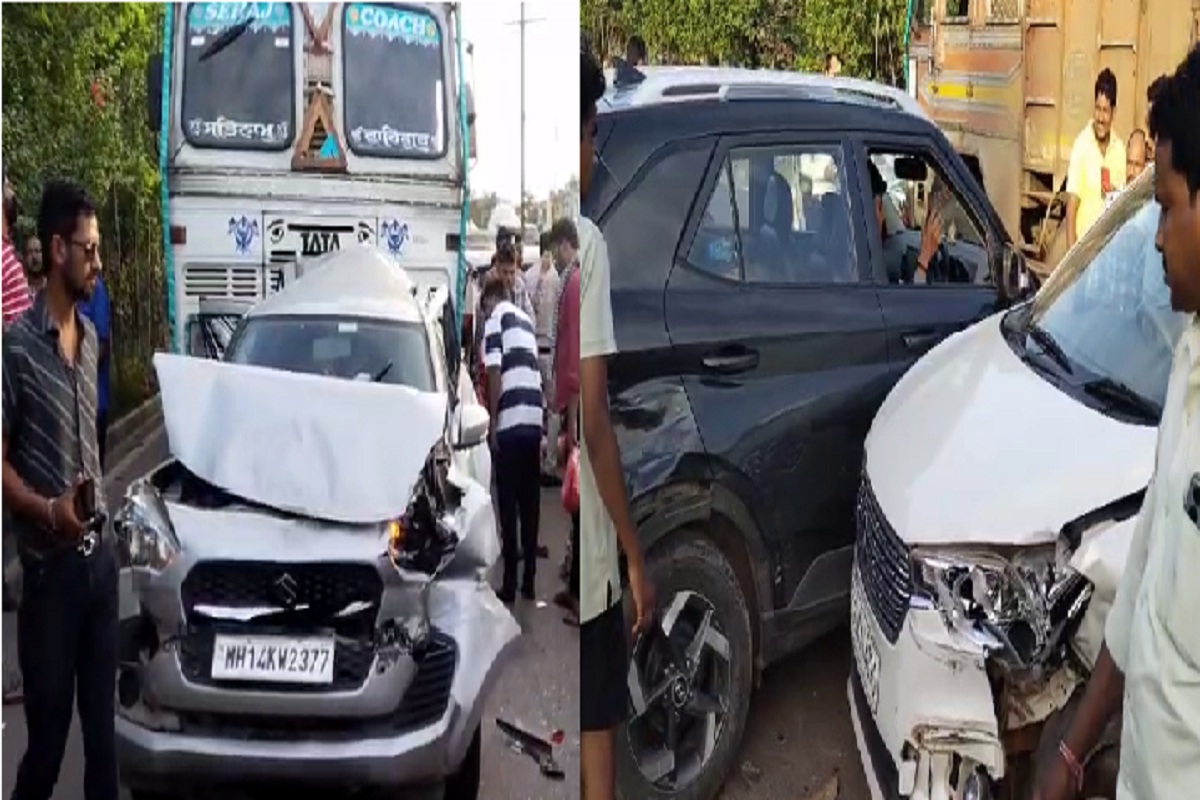 Raipur Road Accident: एक ट्रक और तीन कार में हुई जोरदार टक्कर, देखिए वीडियो