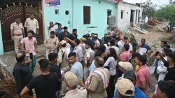 भरतपुर में धर्म परिवर्तन की सभा में हंगामा, दोनों पक्षों में जमकर मारपीट, 26 लोग
पुलिस की हिरासत में - image
