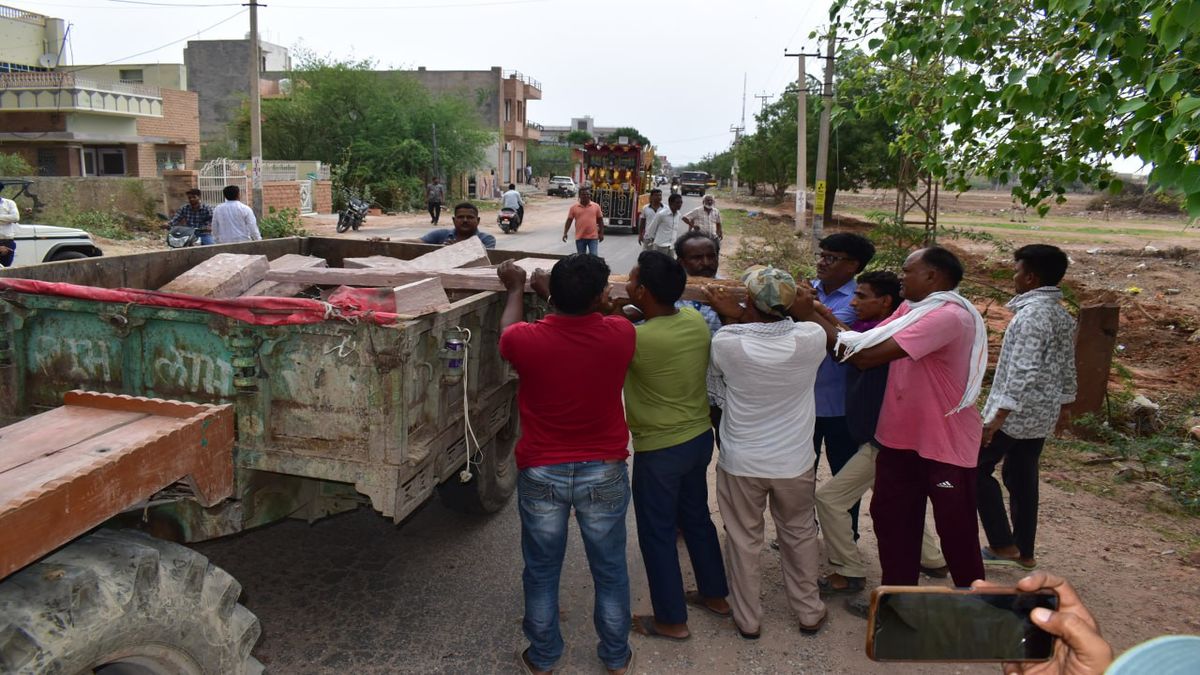 वीडियो : 500 करोड़ की 27 बीघा जमीन से दो घंटे में हटाया अतिक्रमण, अब सड़कें बनाकर निकालेंगे मकानों की लॉटरी