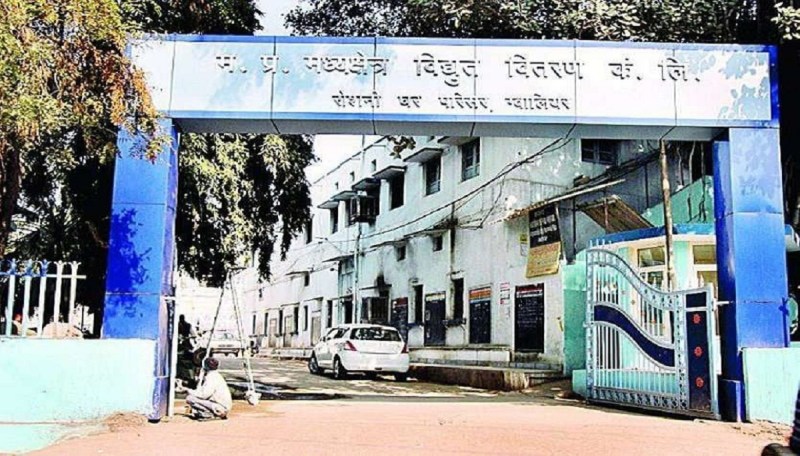 आदेश को डेढ़ महीना बीता, अब तक नहीं मिल रहे कनेक्शन