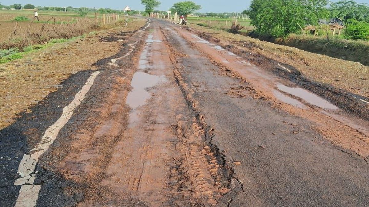 पहली बरसात में उखड़ी डामर व गिट्टी, सीसी सड़क पर आई दरारें