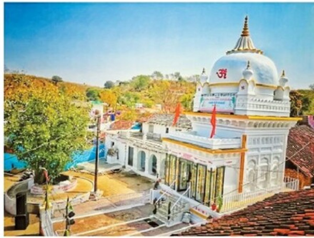 Shiv Mandir: मंदिर पर बिजली गिरी तो तड़ित चालक बन गया स्वर्ण कलश, अद्भुत है यह
शिवालय