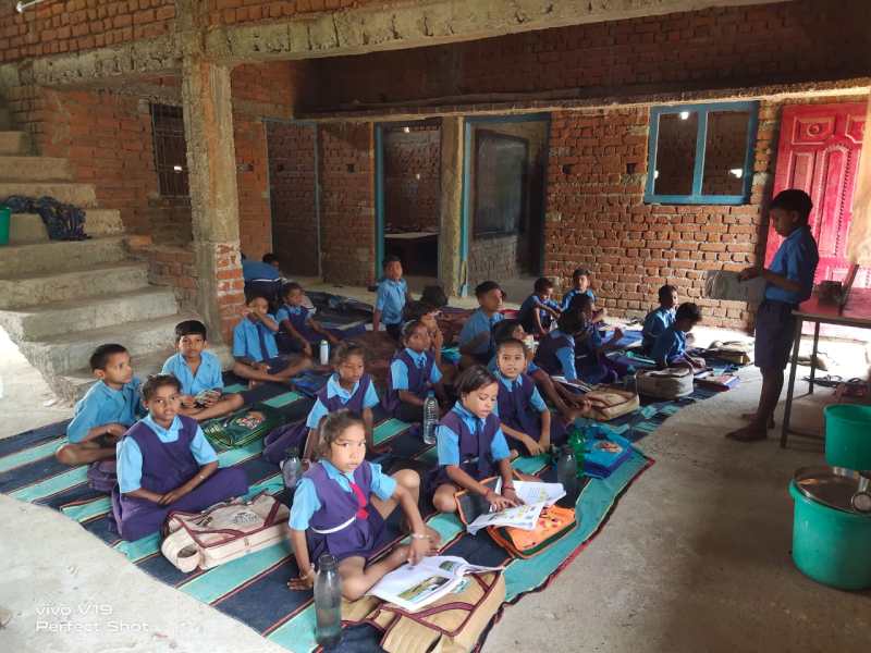 जिले में 57 स्कूल अब भी एकलीय शिक्षक, एक शिक्षक पढ़ा रहे पांच क्लास के बच्चों को