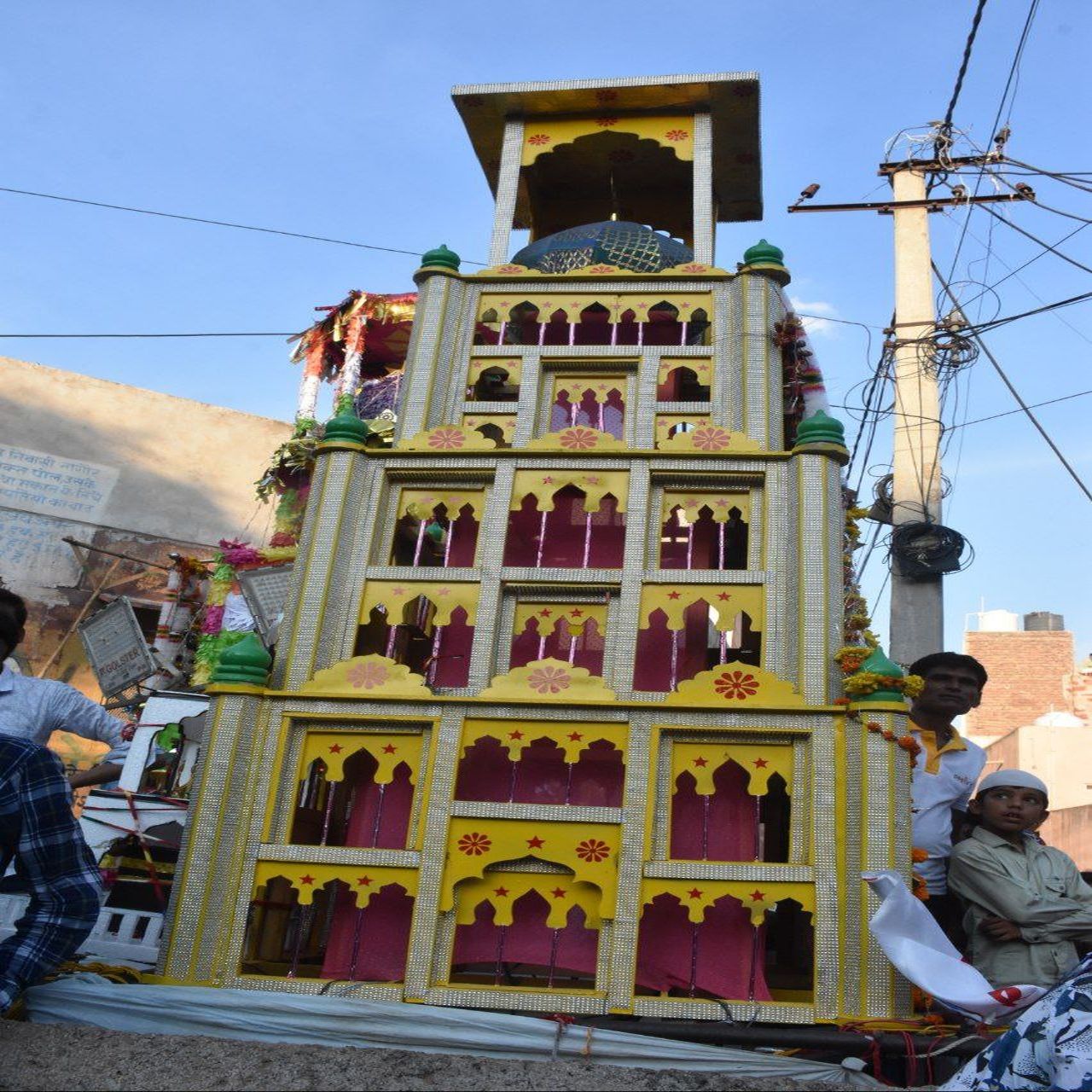 नम हुई आंखों के संग तलवार के साथ चल रही लाठियों से निकल रही थी आग