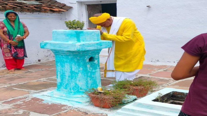 टीकमगढ़। तुलसी का पूजन करते हुए रविशंकर महाराज।