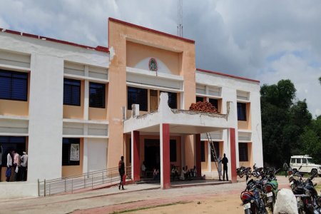 बड़ागांव धसान का तहसील भवन।