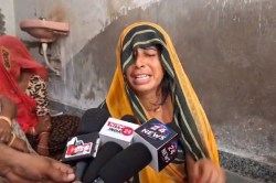 Rajasthan Crime: उदयपुर में घर के सामने पति की तलवार से हत्या, बिलखते हुए पत्नी
बोली- मेरा घर उजड़ गया, हत्यारे को फांसी दो - image