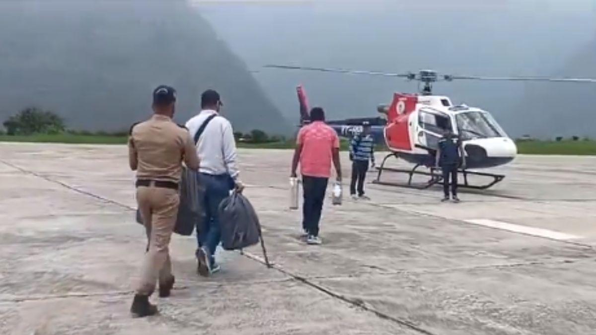 पहाड़ी रास्तों पर संकट के चलते उत्तराखंड सरकार का बड़ा कदम, हेलीकॉप्टर से घर
पहुंचाए जा रहे कर्मचारी, देखें वीडियो