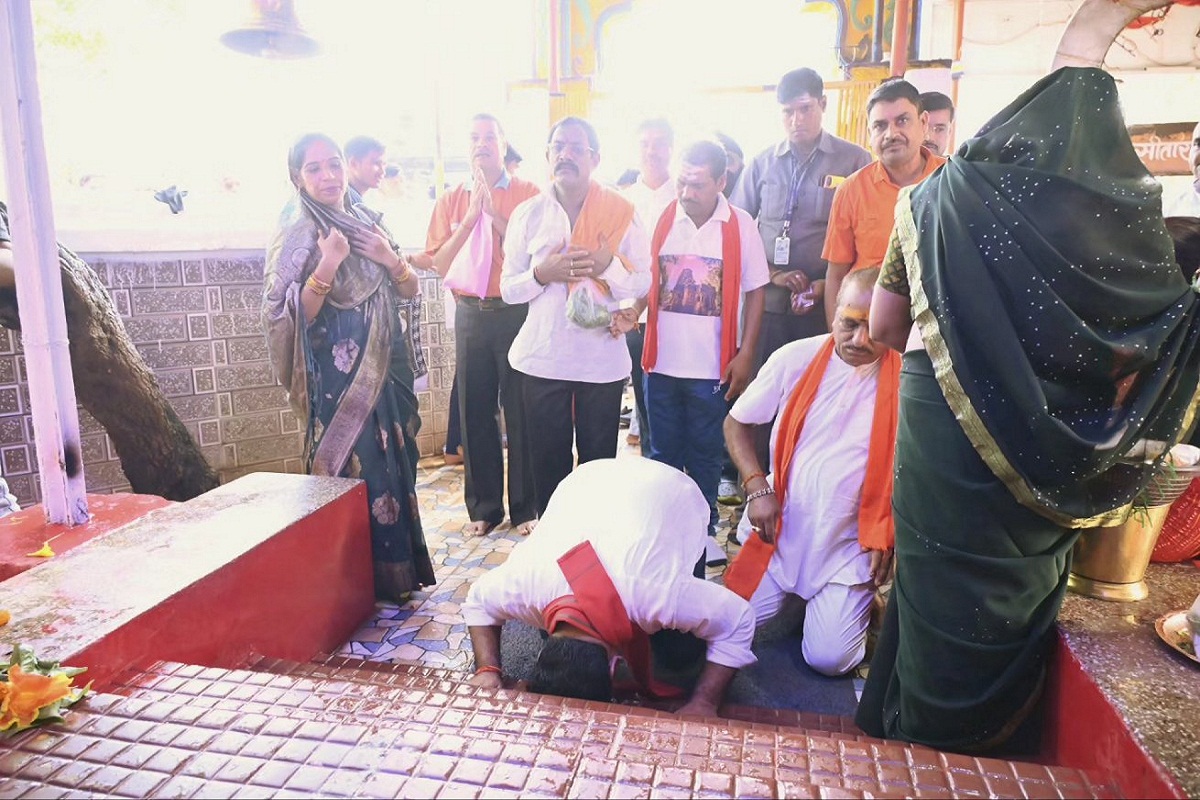 Kanwar Yatra: कांवड़ यात्रा में शामिल हुए गृहमंत्री विजय शर्मा, लगाते रहे बोल
बम.. के नारे, देखें photos