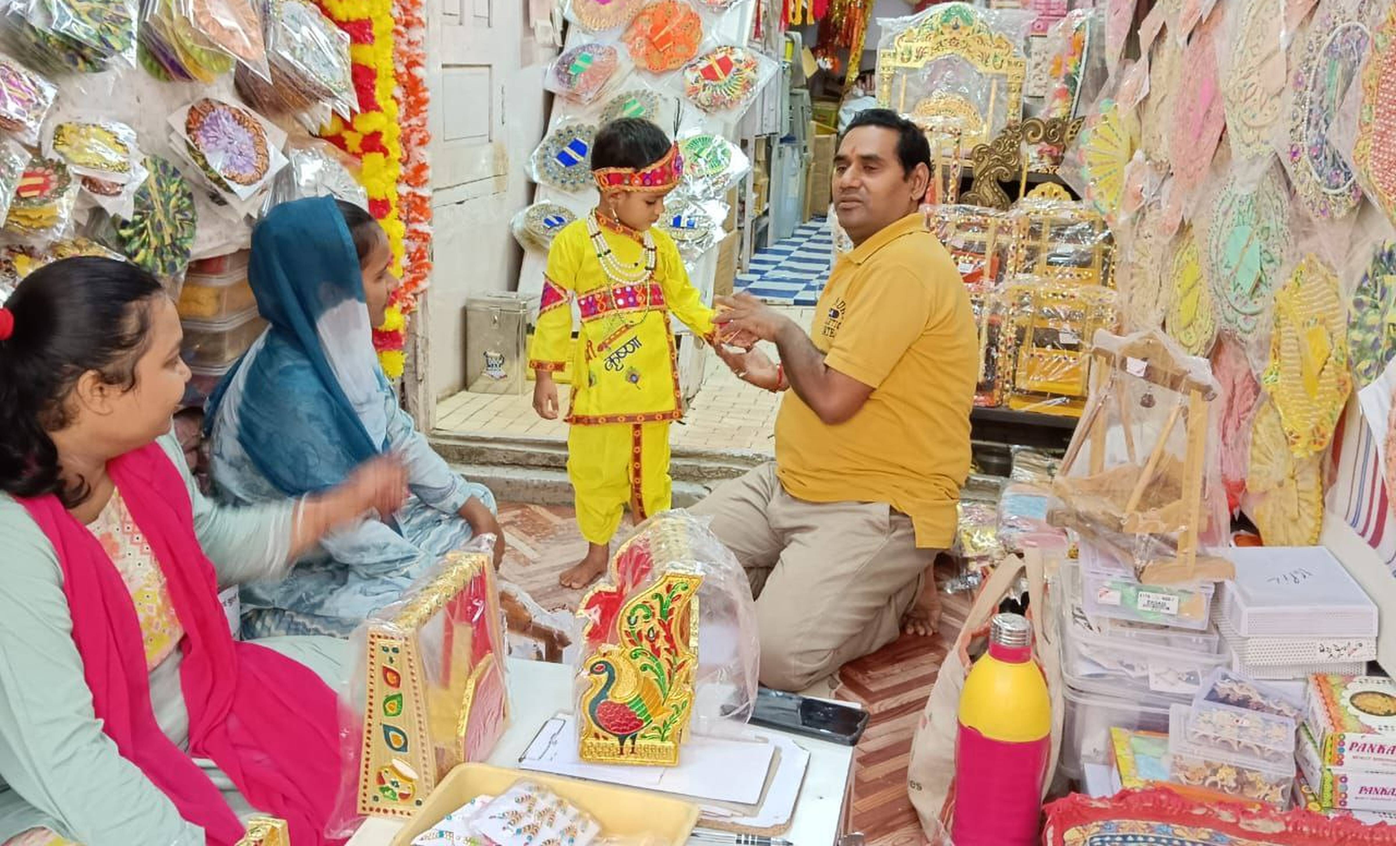 कृष्ण जन्माष्टमी का पर्व सोमवार को, शहर में सजीं दुकानें, मंदिरों में हो रही तैयारियां