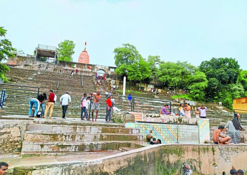 अंता के समीप प्रसिद्ध शिवालय नागदा शिव मंदिर में सावन के तीसरे सोमवार को बड़ी संख्या में श्रद्धालु पहुंचेंगे। यहां पर कुंड में स्नान कर पूजन और शिवजी का अभिषेक किया जाएगा।