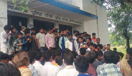 खोड उप स्वास्थ्य केन्द्र में एक व्यक्ति दो लोगों के साथ जूते से मारपीट करते हुए एक वीडियो रविवार को वायरल हो रहा है। यह वीडियो शासकीय प्राथमिक उप स्वास्थ्य केंद्र खोड़ में पदस्थ डॉ. अनुराग तिवारी द्वारा देवरी खोड़ के दलित युवकों के साथ मारपीट का बताया गया है।