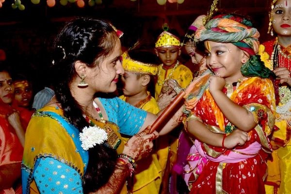 Congratulation echoed at Krishna Kanhai Nagar Seth Banshiwala temple for birth.