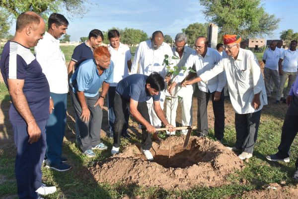 Started from the 15th foundation day of Rajasthan Patrika Nagaur edition, plantation done under Haryaalo Rajasthan campaign