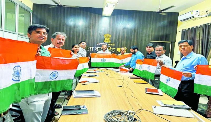 हर घर तिरंगा कार्यक्रम के तहत जिले में करीब 2.50 लाख घरों, सरकारी कार्यालयों, व्यापारिक प्रतिष्ठानों पर तिरंगा लहराया जाएगा। इस अभियान को लेकर प्रशासन ने कवायाद शुरू कर दी है।