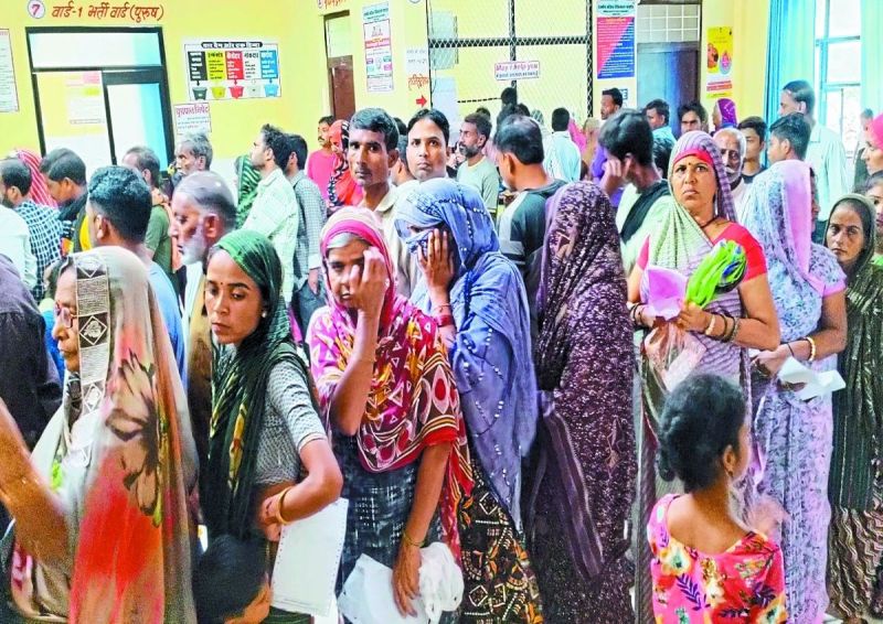 यहां 101 मंजूर पदों में से कई विषय विशेषज्ञ चिकित्सकों समेत अन्य स्टाफ के पद खाली चल रहे हैं। जिन्हें नहीं भरा जा रहा है। रविवार को अस्पताल दो घंटे खुला तो सुबह से ही रोगियों की लंबी कतार लग गई। कई लोगों को घंटों इंतजार करना पड़ा।
